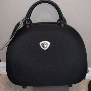 International traveler- vanity bag- new
